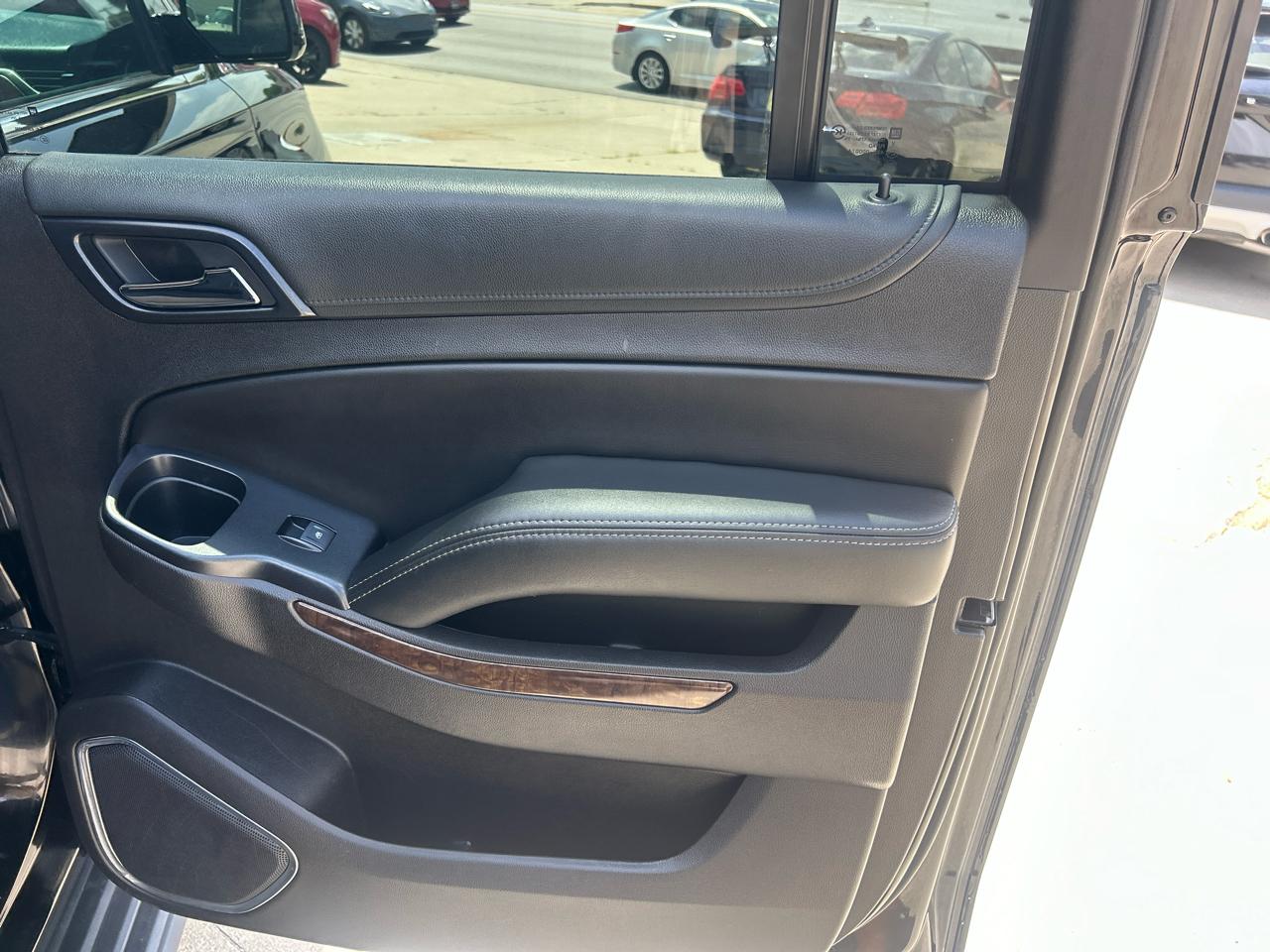 Chevrolet Suburban 4WD 4dr 1500 LT 2017