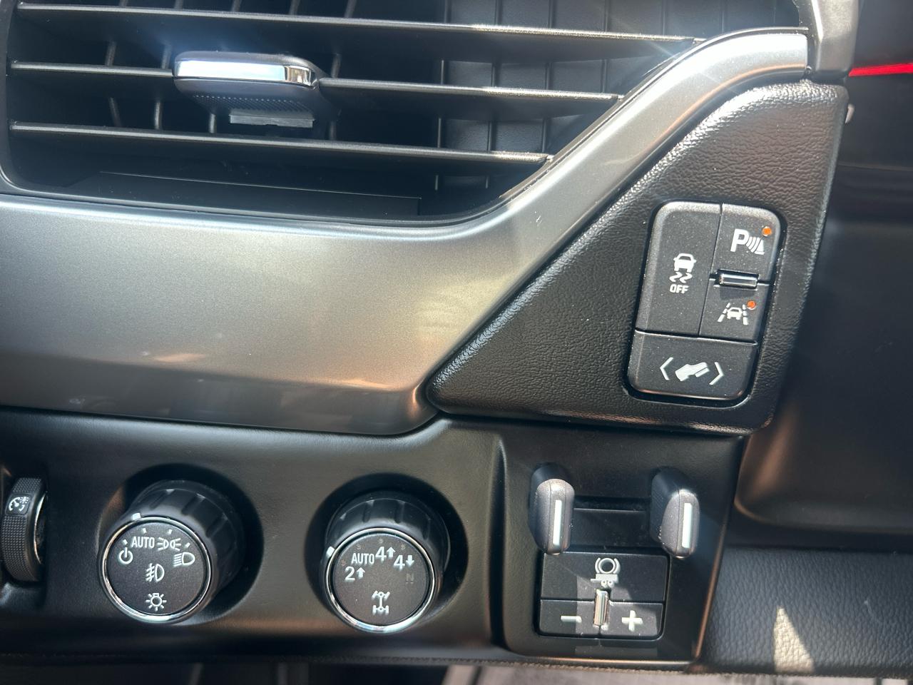 Chevrolet Suburban 4WD 4dr 1500 LT 2017