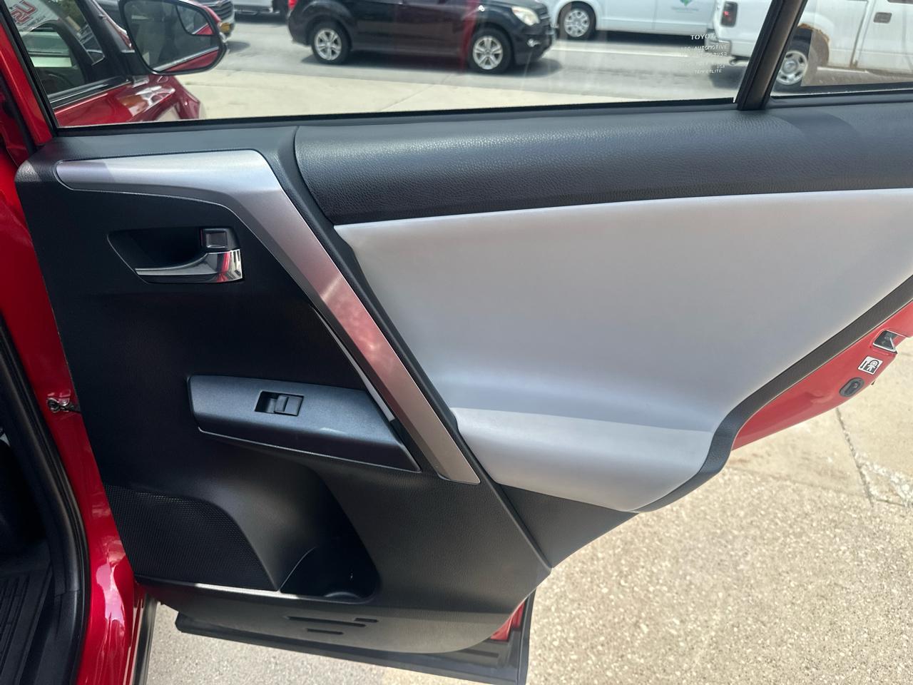Toyota RAV4 XLE AWD (Natl) 2017