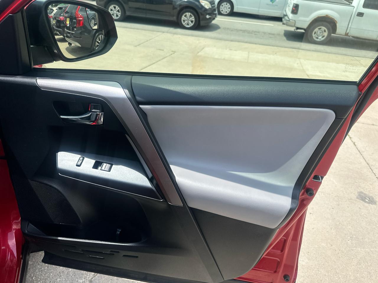 Toyota RAV4 XLE AWD (Natl) 2017