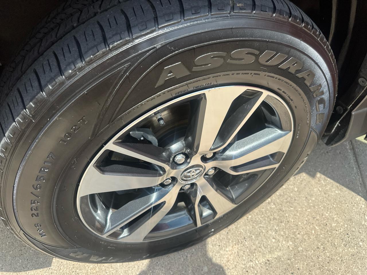 Toyota RAV4 XLE AWD (Natl) 2017