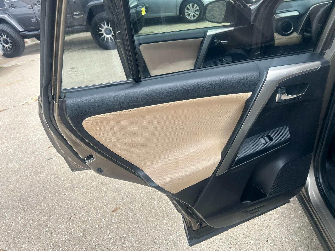 Toyota RAV4 AWD 4dr XLE (Natl) 2014