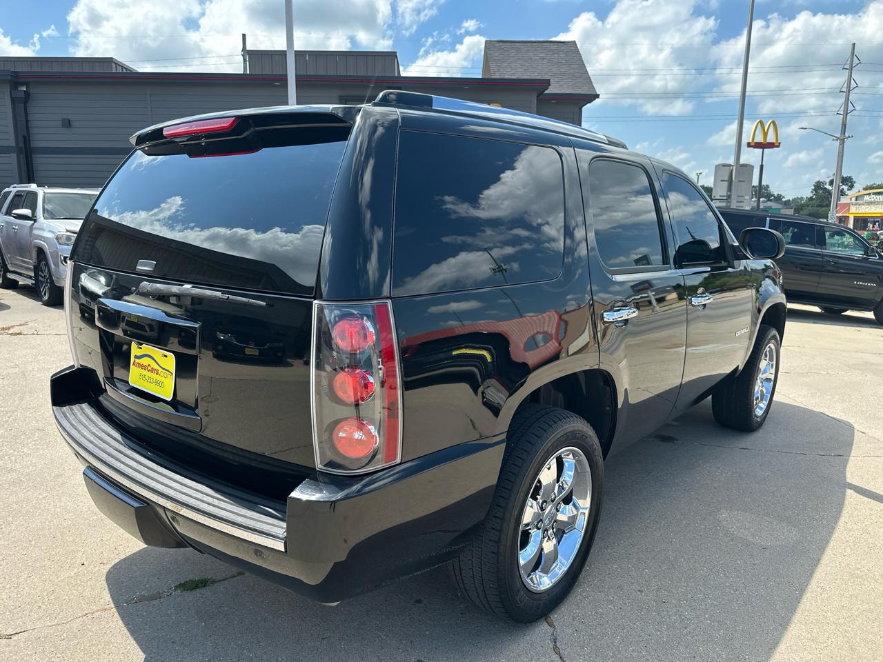 GMC Yukon AWD 4dr 1500 Denali 2010