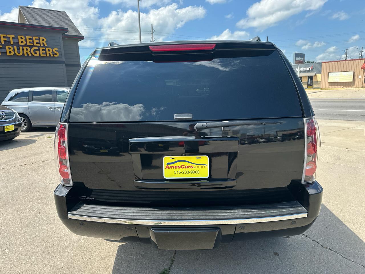 GMC Yukon AWD 4dr 1500 Denali 2010