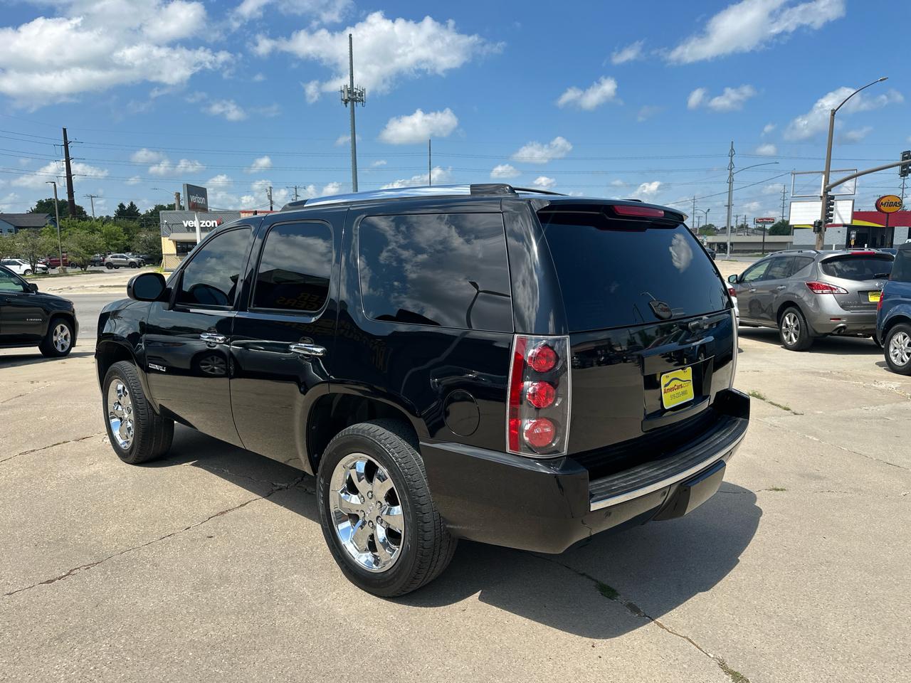 GMC Yukon AWD 4dr 1500 Denali 2010