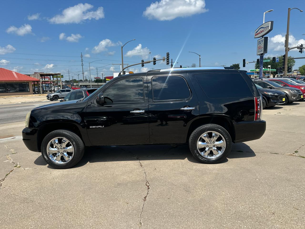 GMC Yukon AWD 4dr 1500 Denali 2010