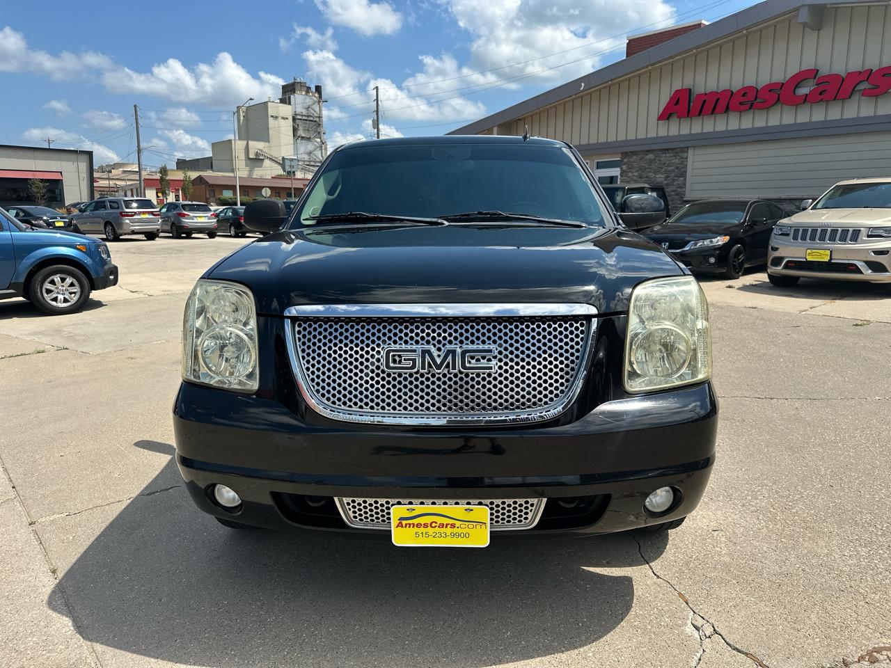 GMC Yukon AWD 4dr 1500 Denali 2010