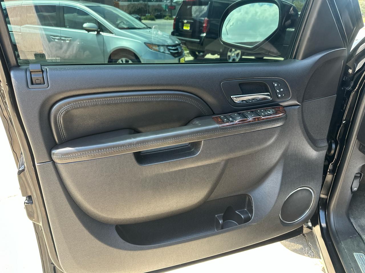 GMC Yukon AWD 4dr 1500 Denali 2010