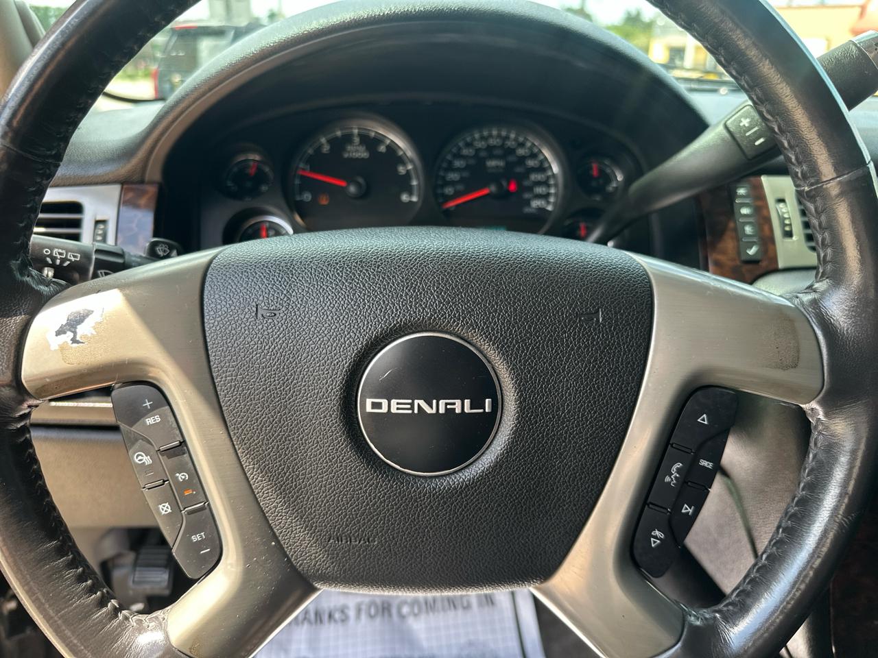 GMC Yukon AWD 4dr 1500 Denali 2010