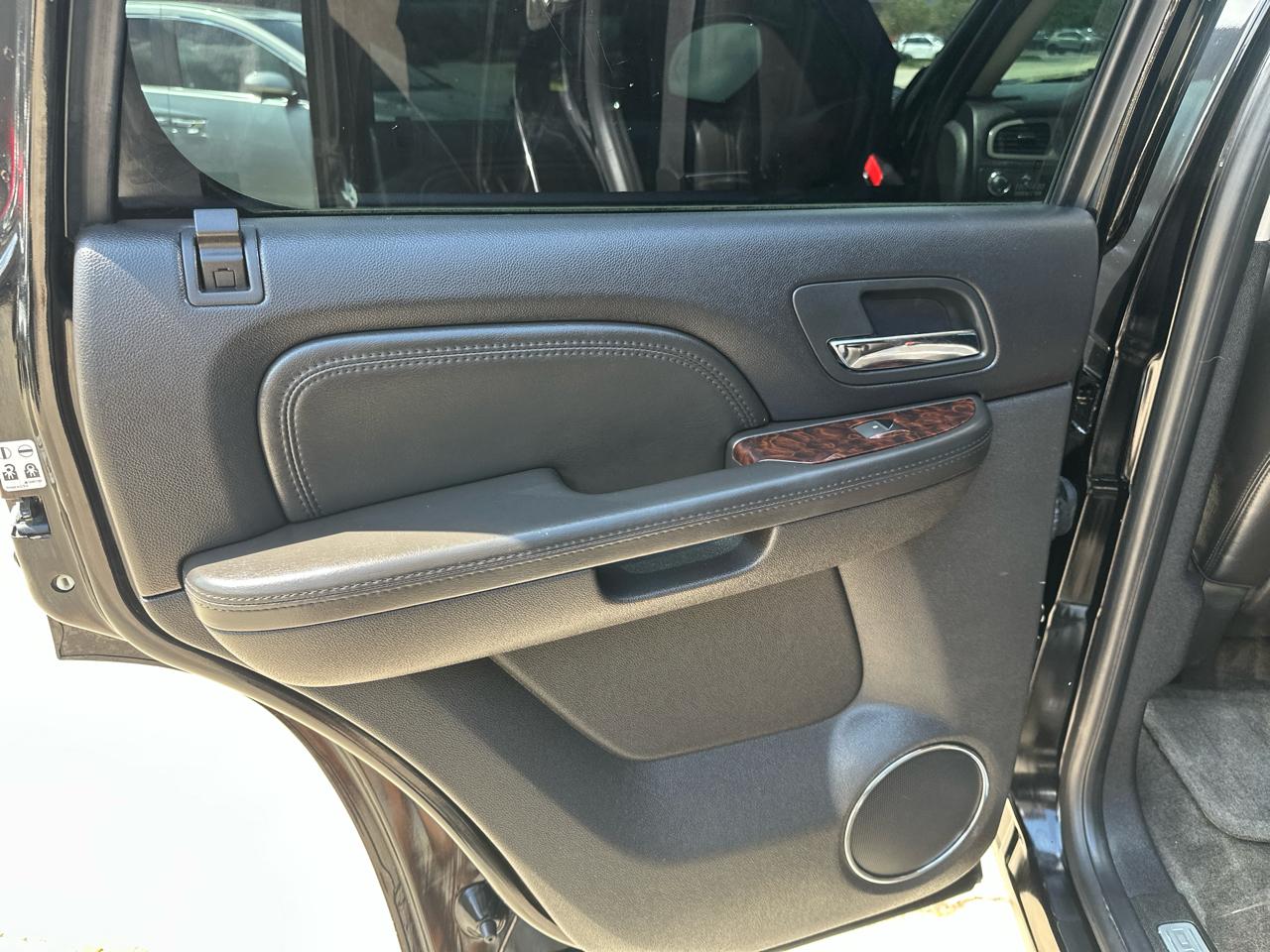 GMC Yukon AWD 4dr 1500 Denali 2010