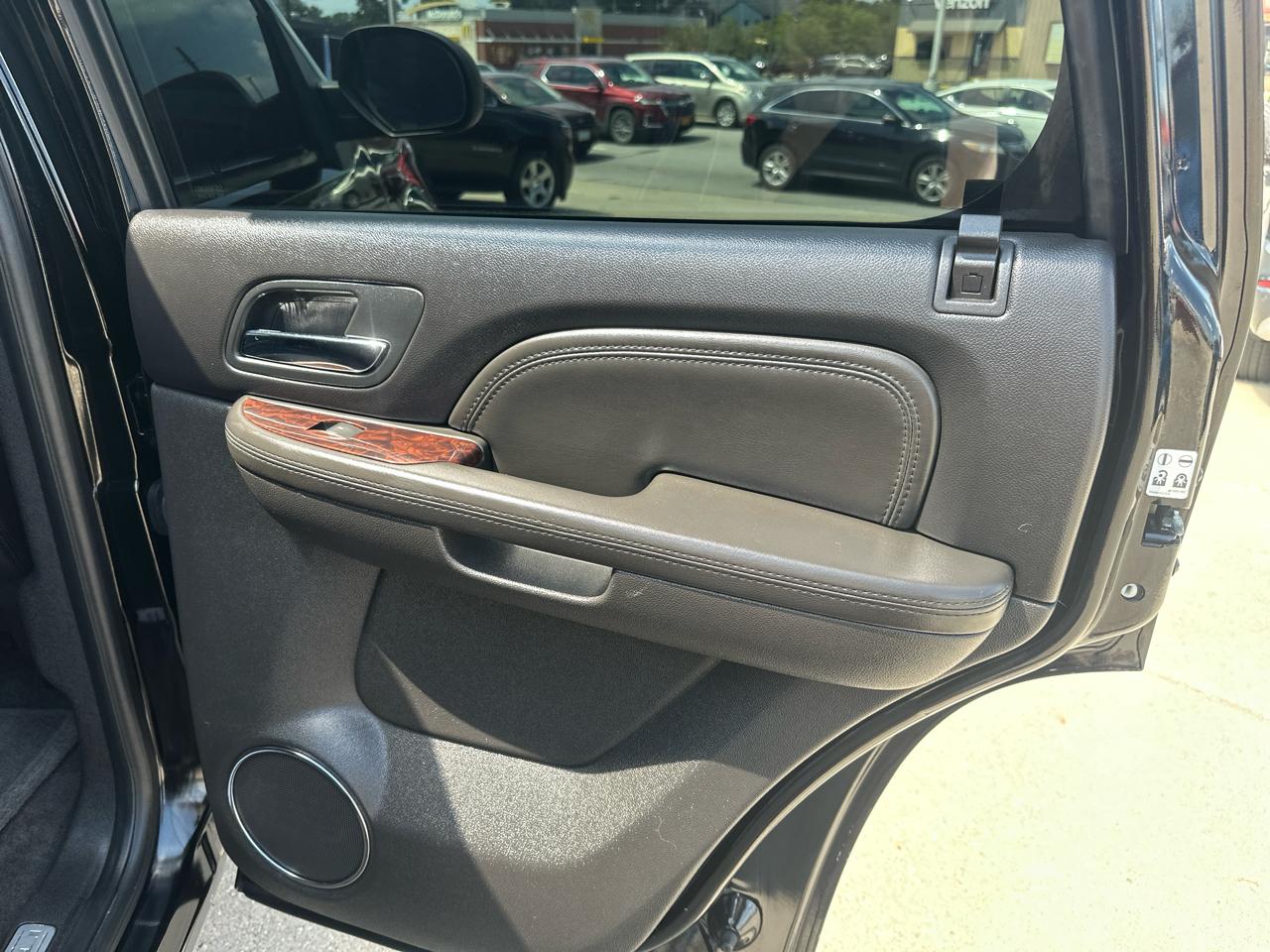 GMC Yukon AWD 4dr 1500 Denali 2010