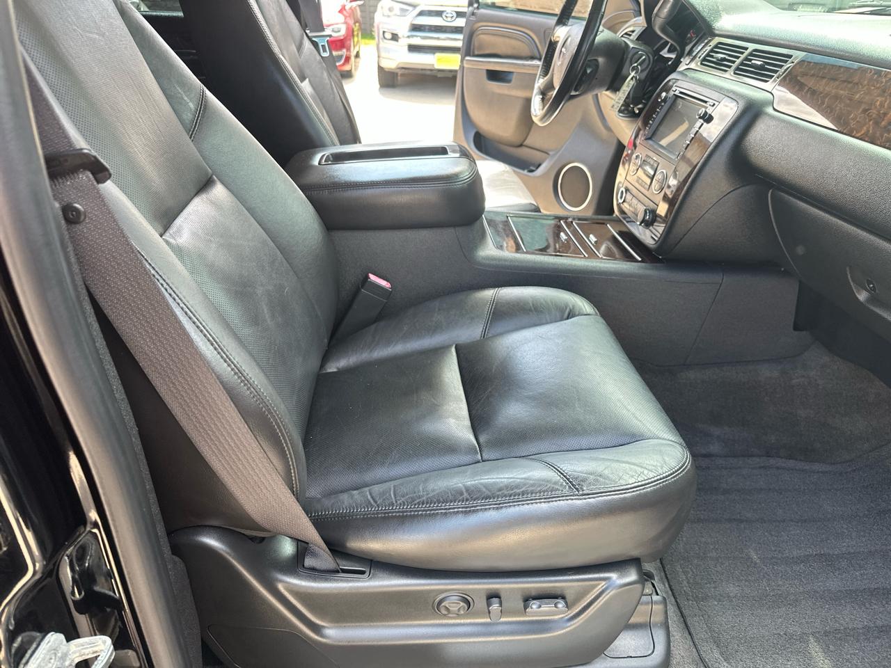 GMC Yukon AWD 4dr 1500 Denali 2010