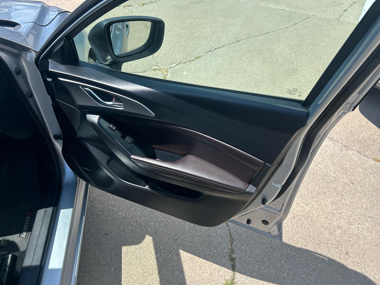 Mazda Mazda3 4-Door Touring Manual 2017