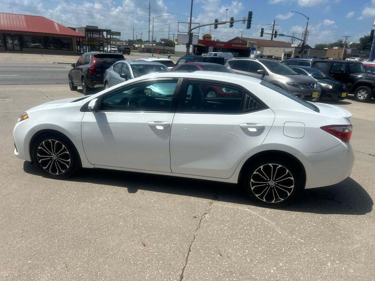 Toyota Corolla 4dr Sdn CVT LE Premium (Natl) 2014