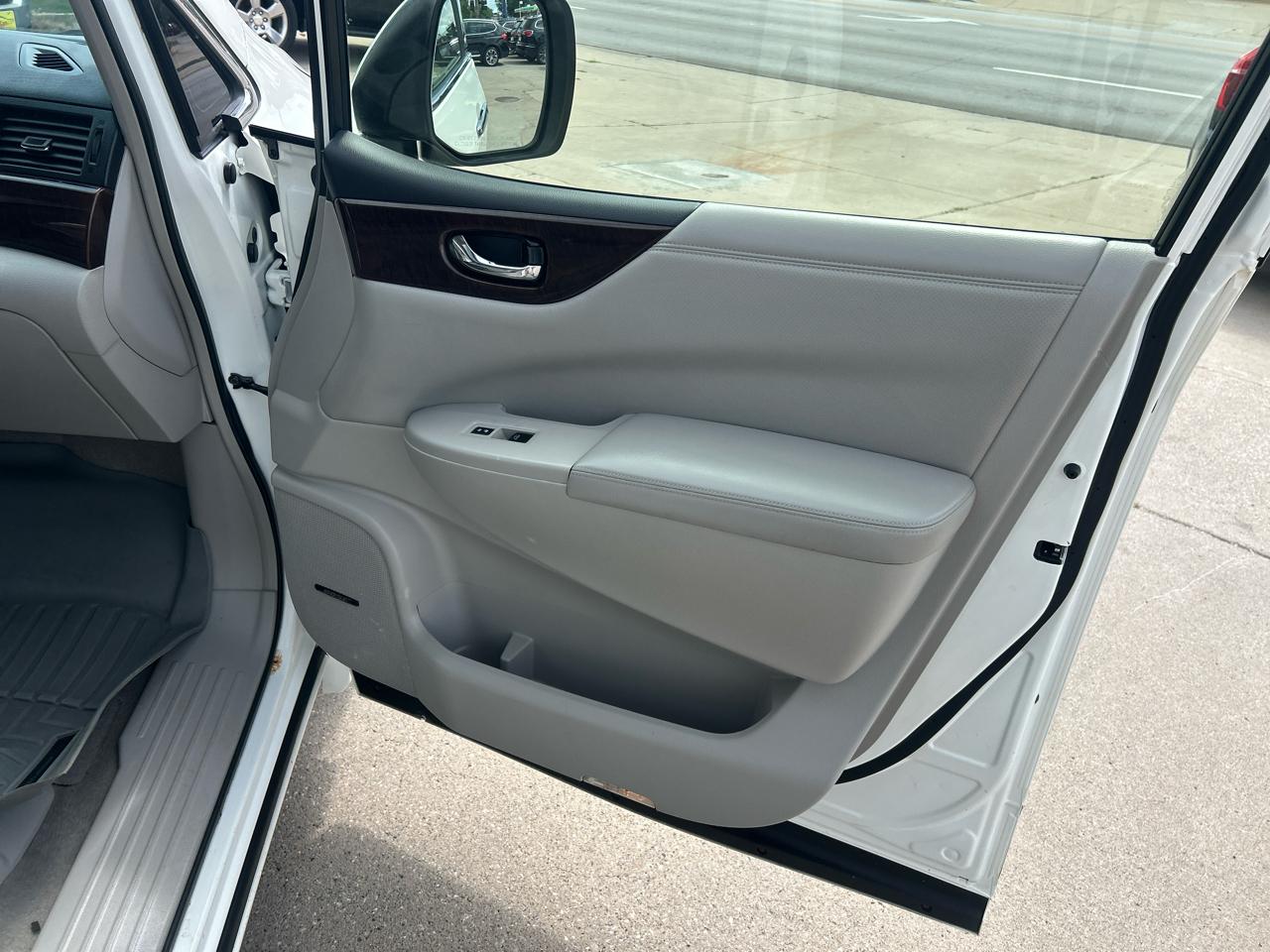 Nissan Quest 4dr SL 2012