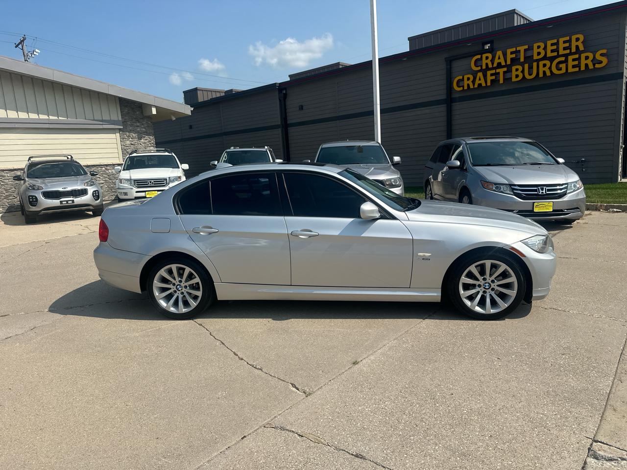 BMW 3 Series 4dr Sdn 328i xDrive AWD 2011