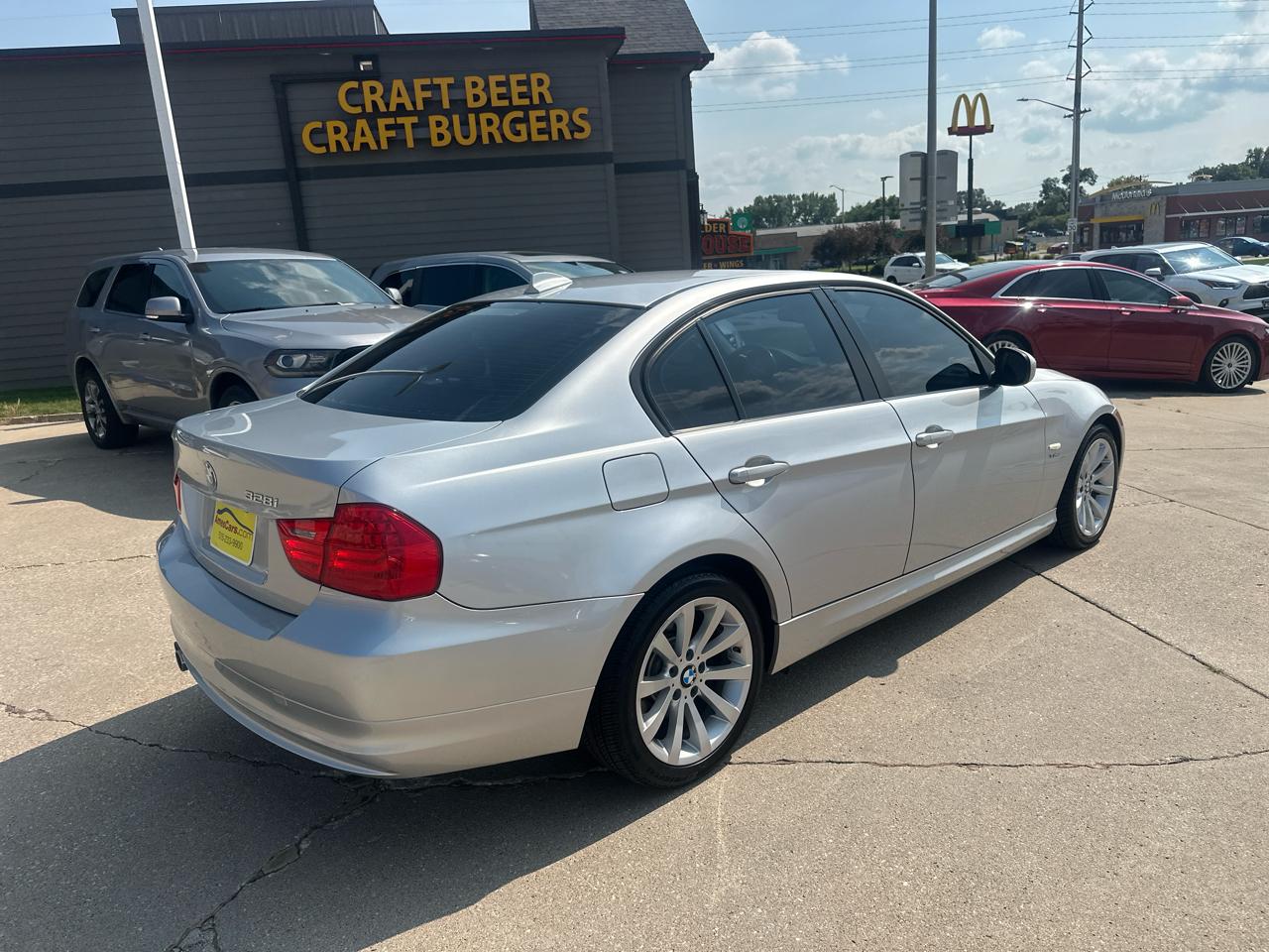 BMW 3 Series 4dr Sdn 328i xDrive AWD 2011