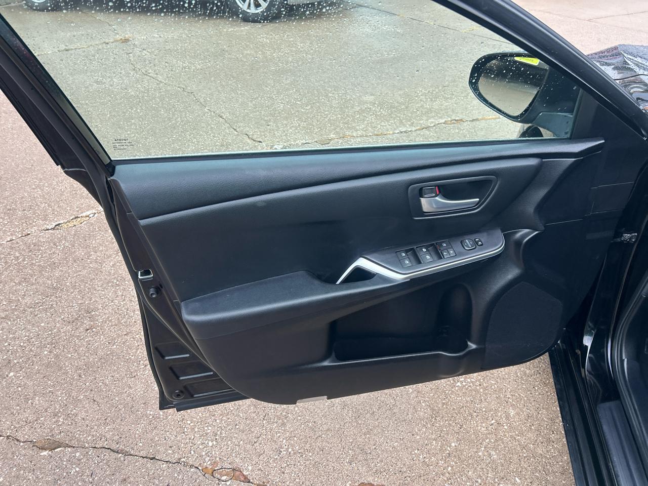 Toyota Camry 4dr Sdn I4 Auto XLE (Natl) 2015