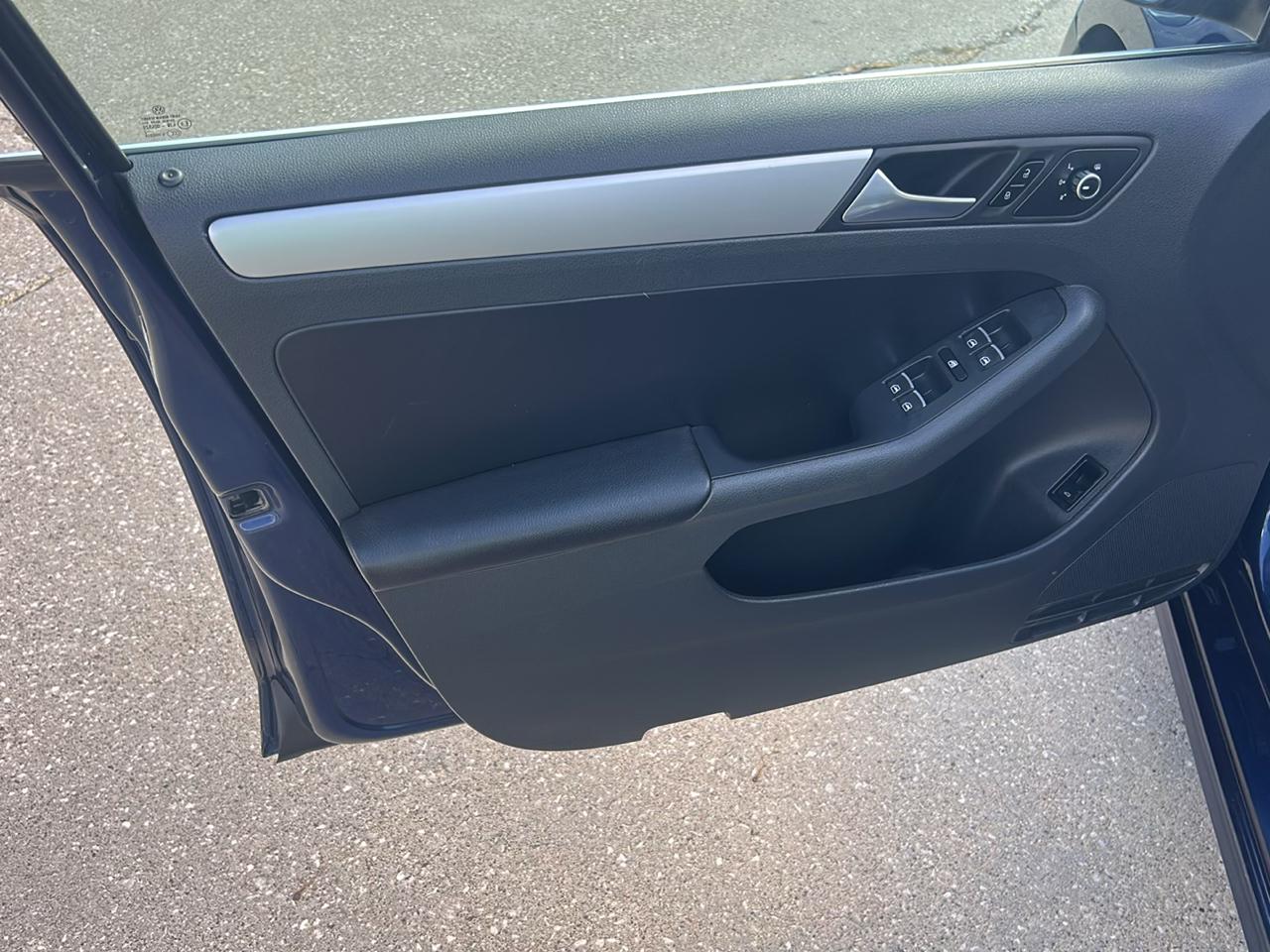 Volkswagen Jetta Sedan 4dr Auto SE PZEV 2013