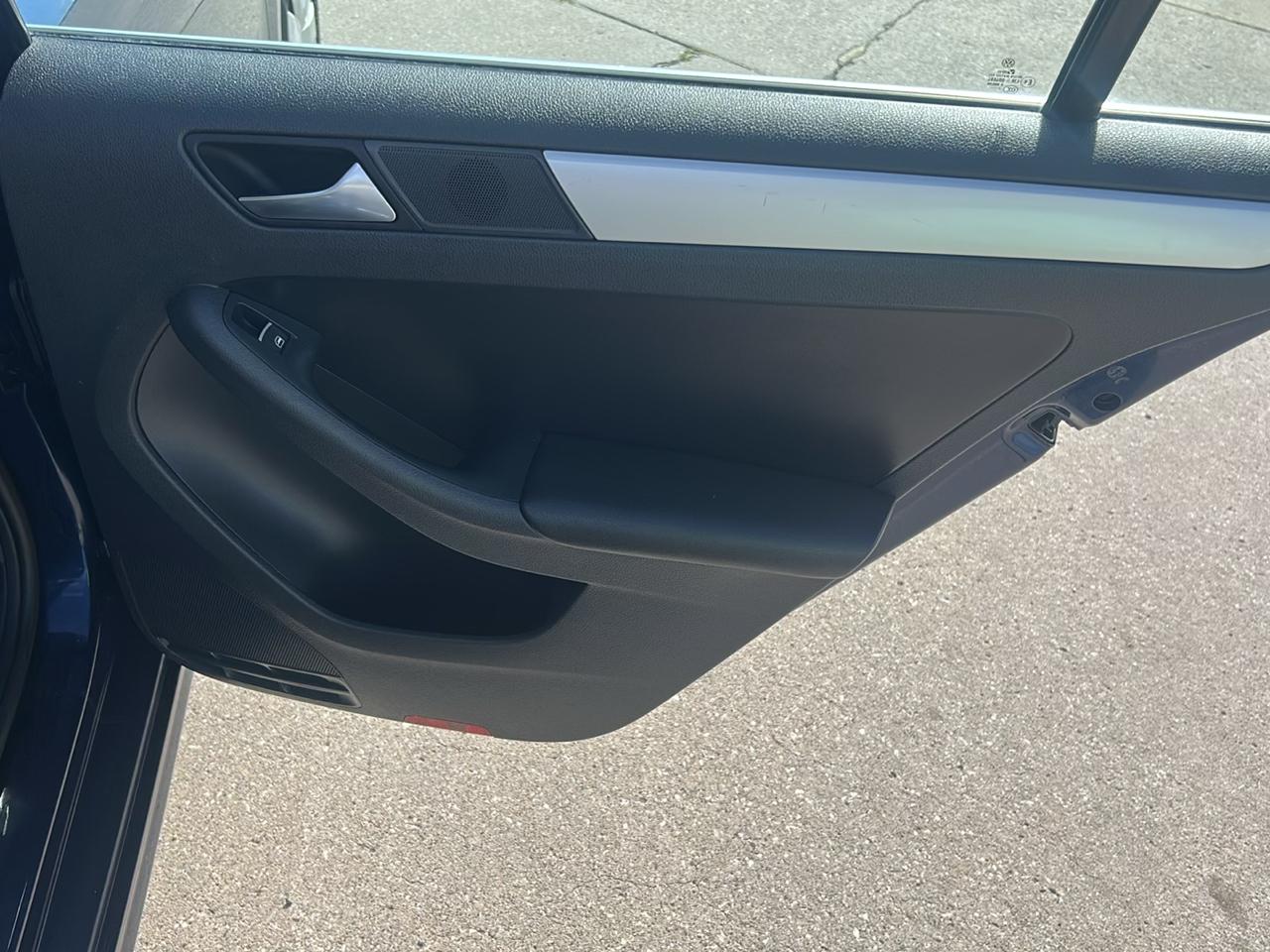 Volkswagen Jetta Sedan 4dr Auto SE PZEV 2013