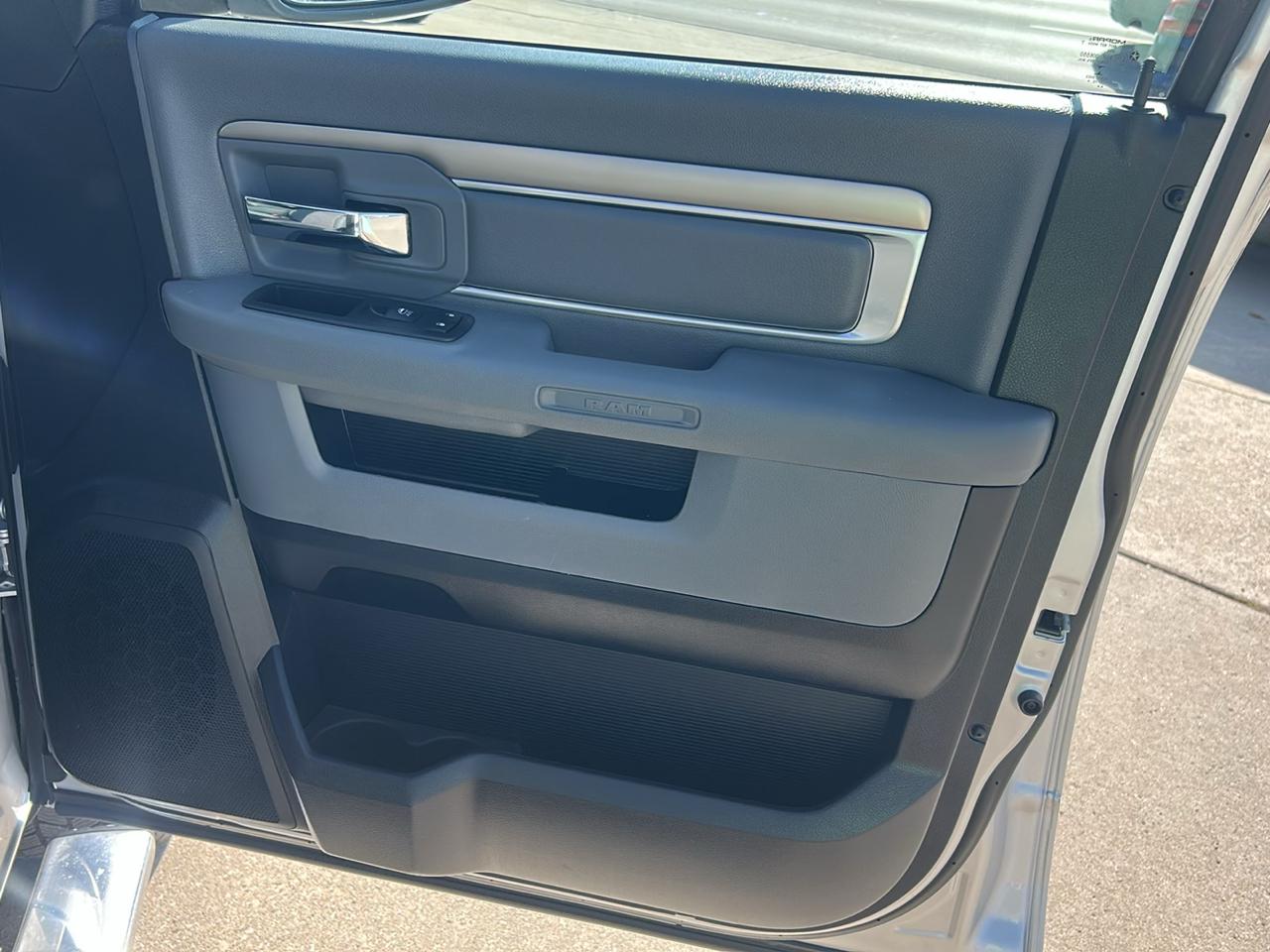 RAM 1500 4WD Crew Cab 140.5" Big Horn 2016