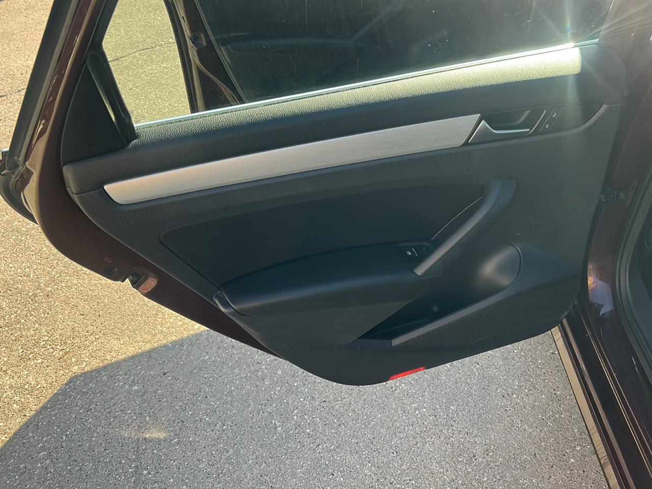Volkswagen Passat 4dr Sdn 2.5L Auto SE 2012