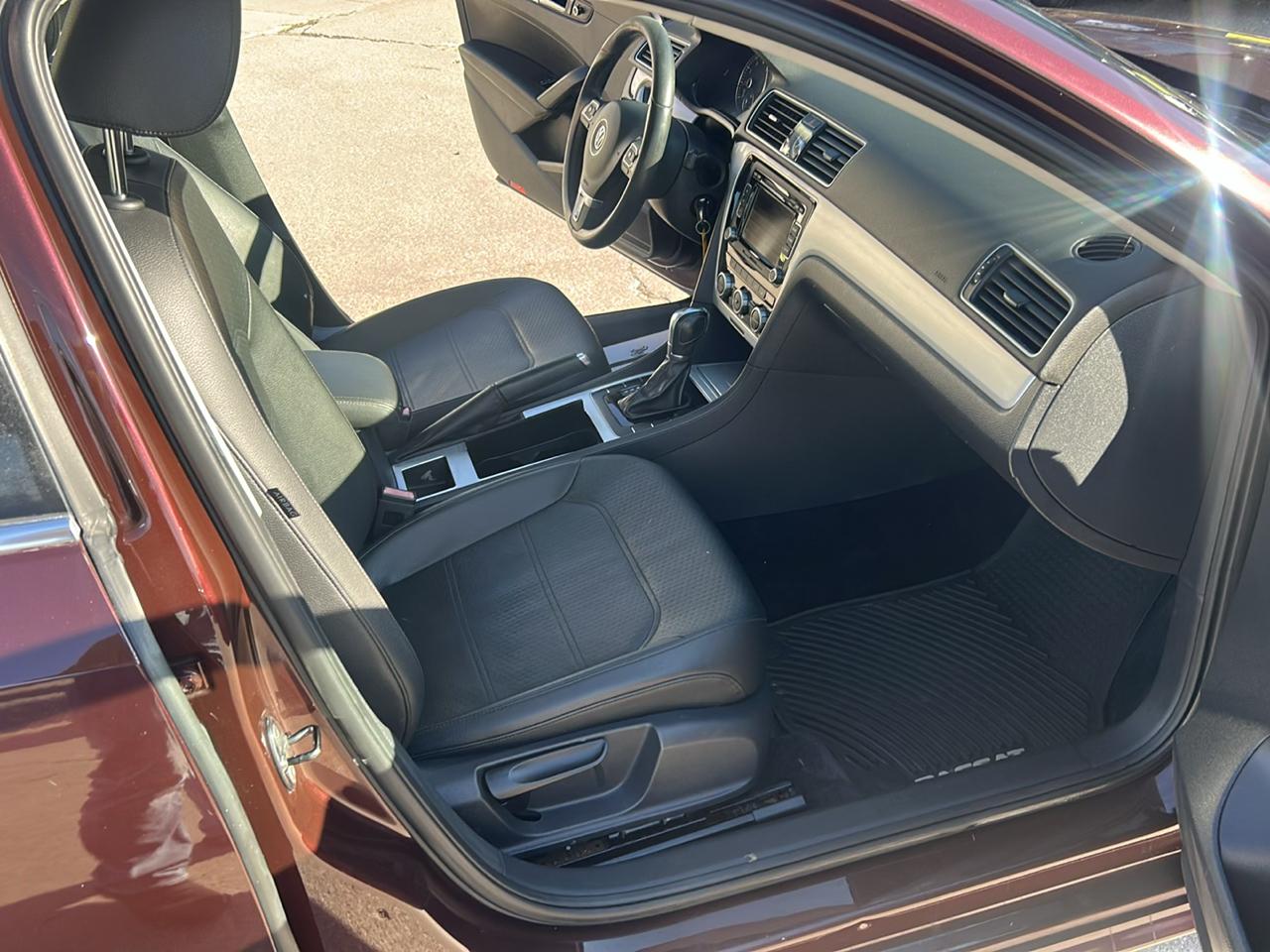 Volkswagen Passat 4dr Sdn 2.5L Auto SE 2012