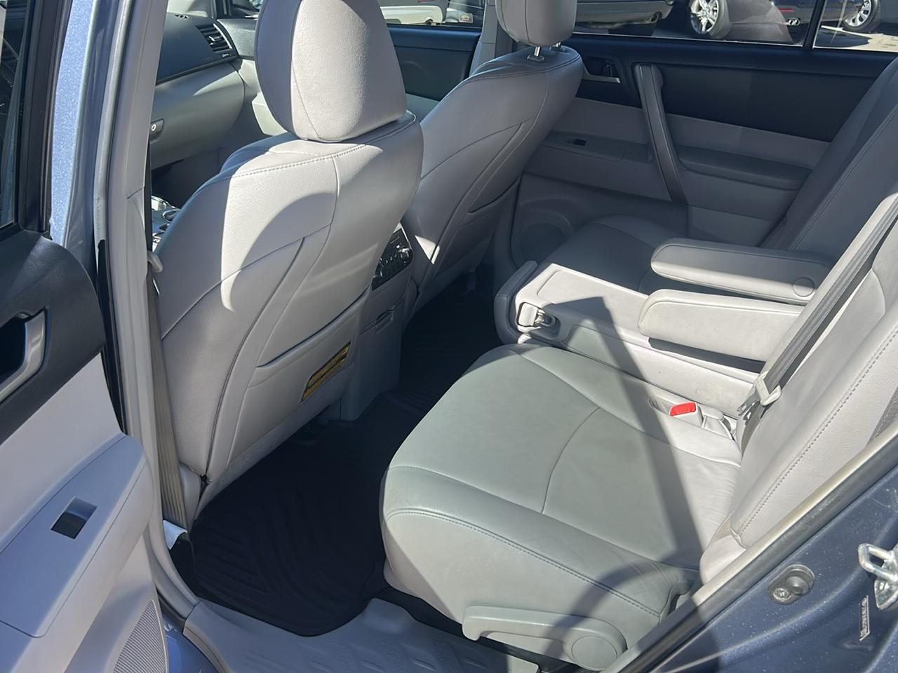 Toyota Highlander 4WD 4dr V6 (Natl) 2013
