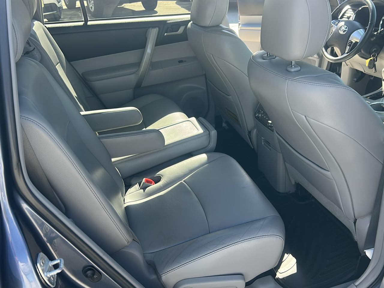 Toyota Highlander 4WD 4dr V6 (Natl) 2013