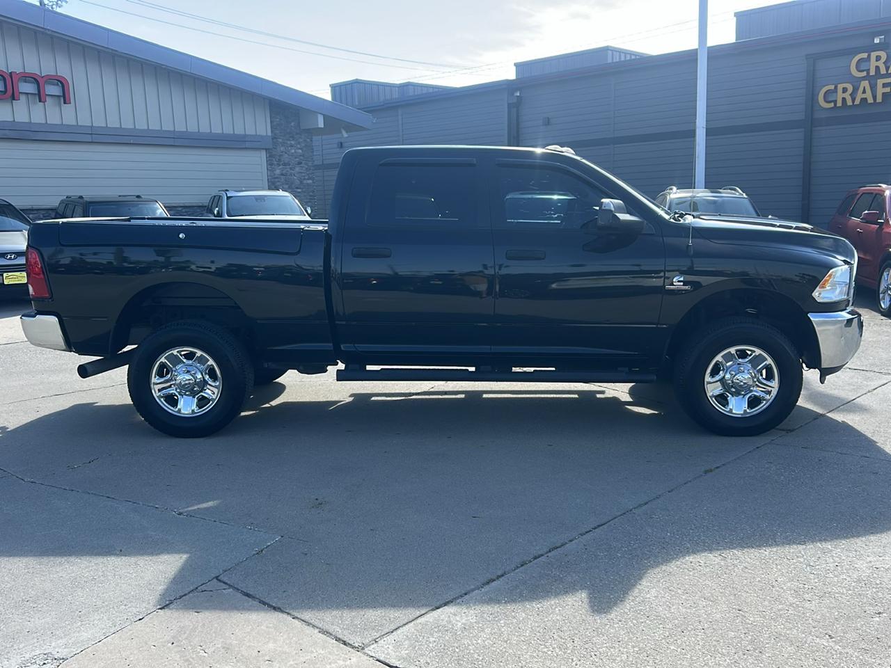 RAM 2500 Tradesman 4x4 Crew Cab 6'4" Box 2017