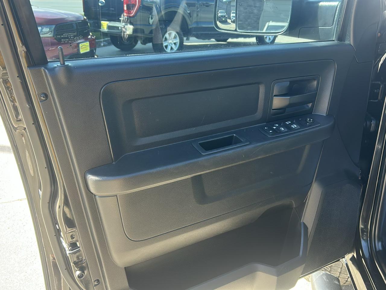 RAM 2500 Tradesman 4x4 Crew Cab 6'4" Box 2017