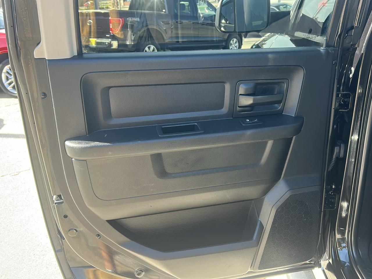 RAM 2500 Tradesman 4x4 Crew Cab 6'4" Box 2017