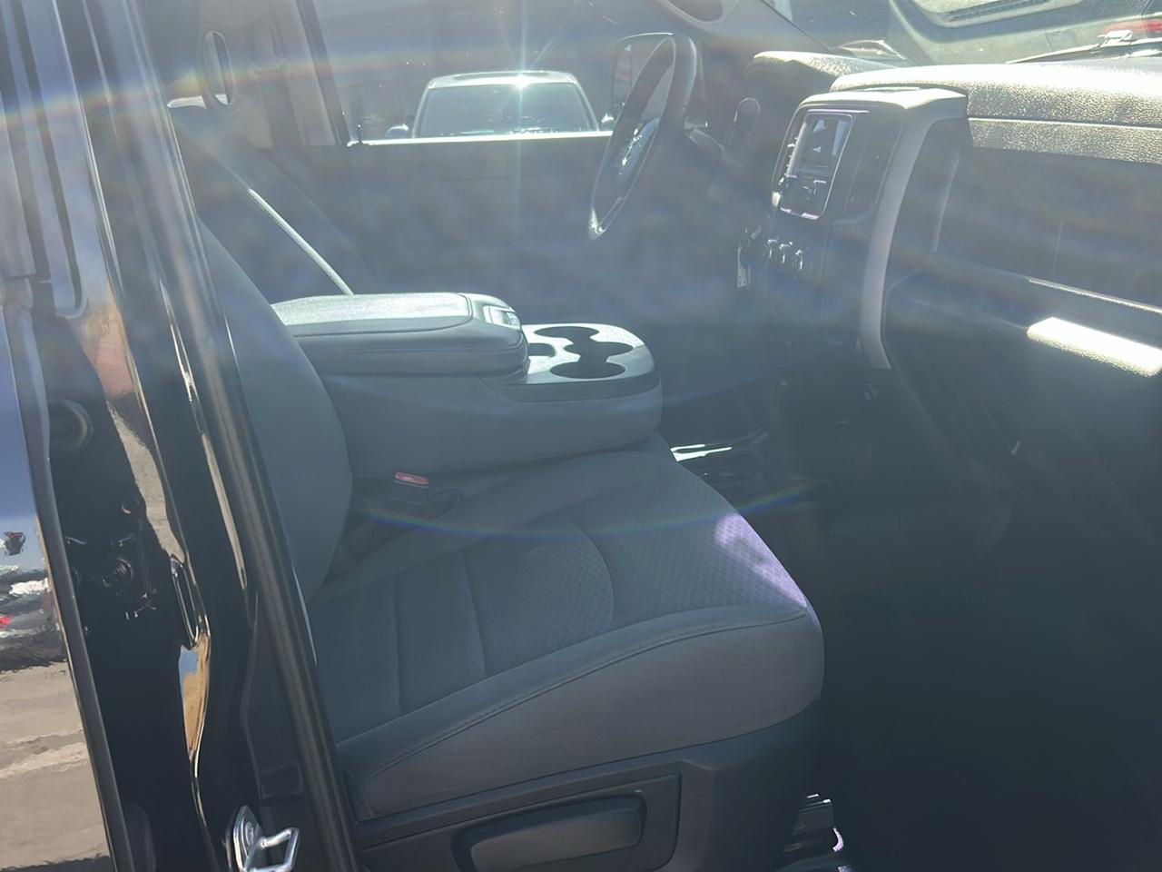 RAM 2500 Tradesman 4x4 Crew Cab 6'4" Box 2017