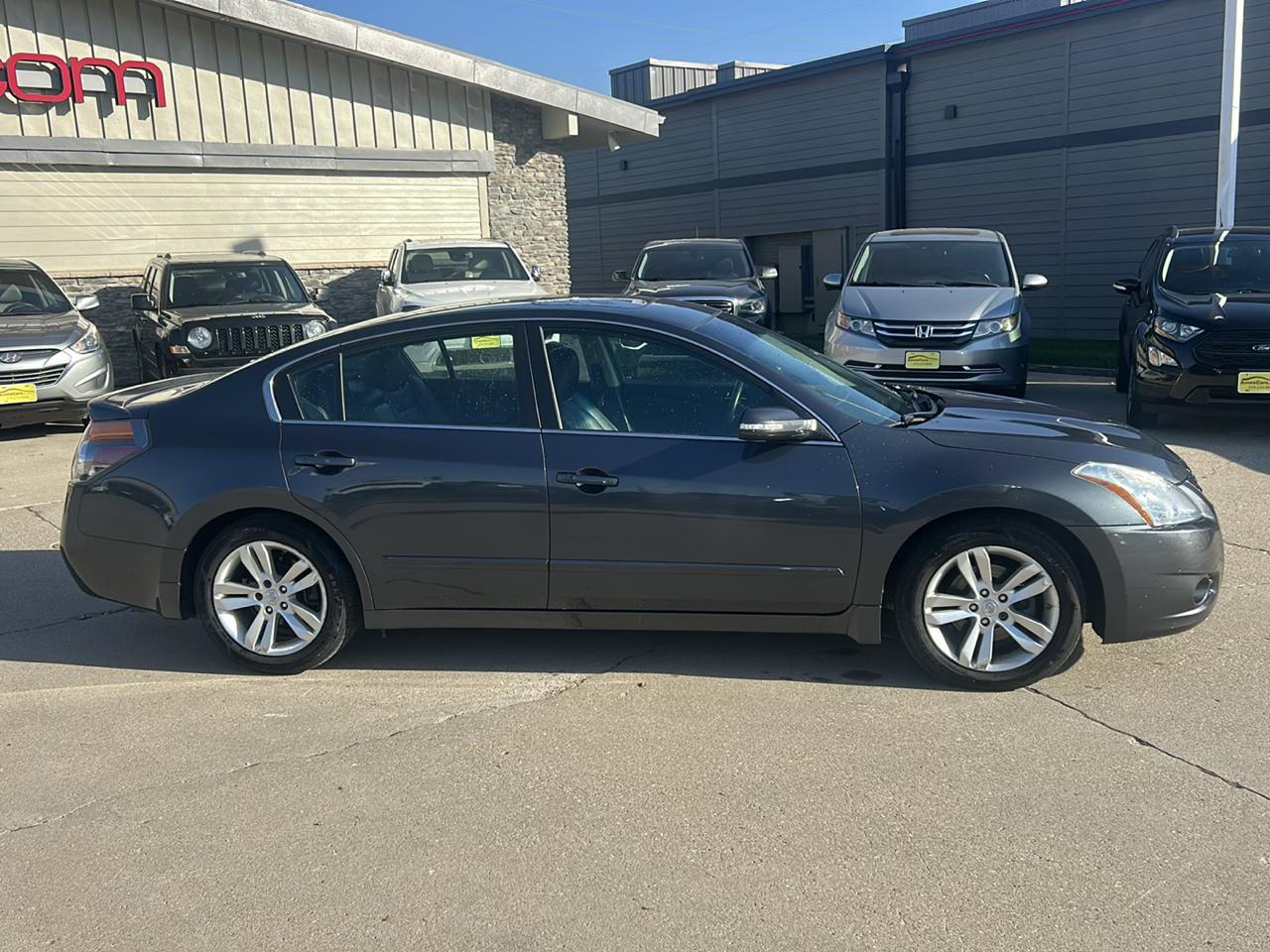 Nissan Altima 4dr Sdn V6 CVT 3.5 SR 2011