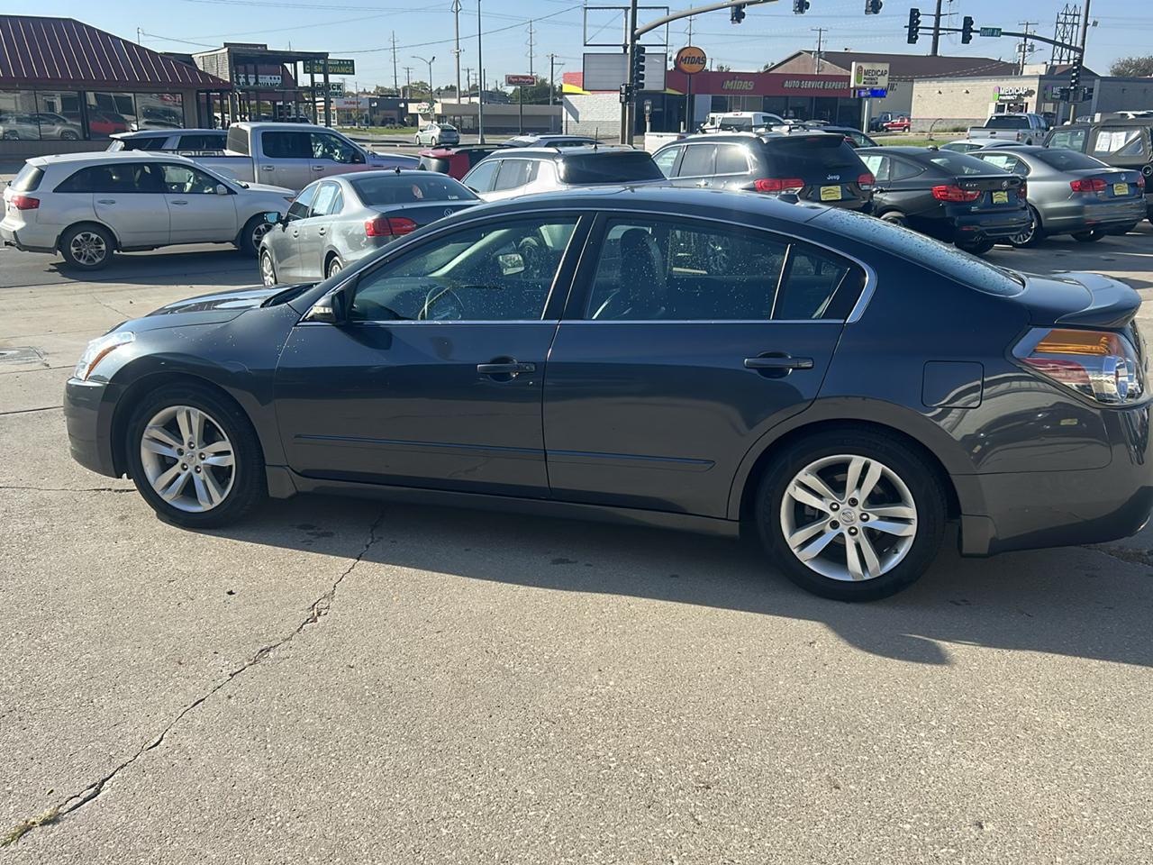 Nissan Altima 4dr Sdn V6 CVT 3.5 SR 2011
