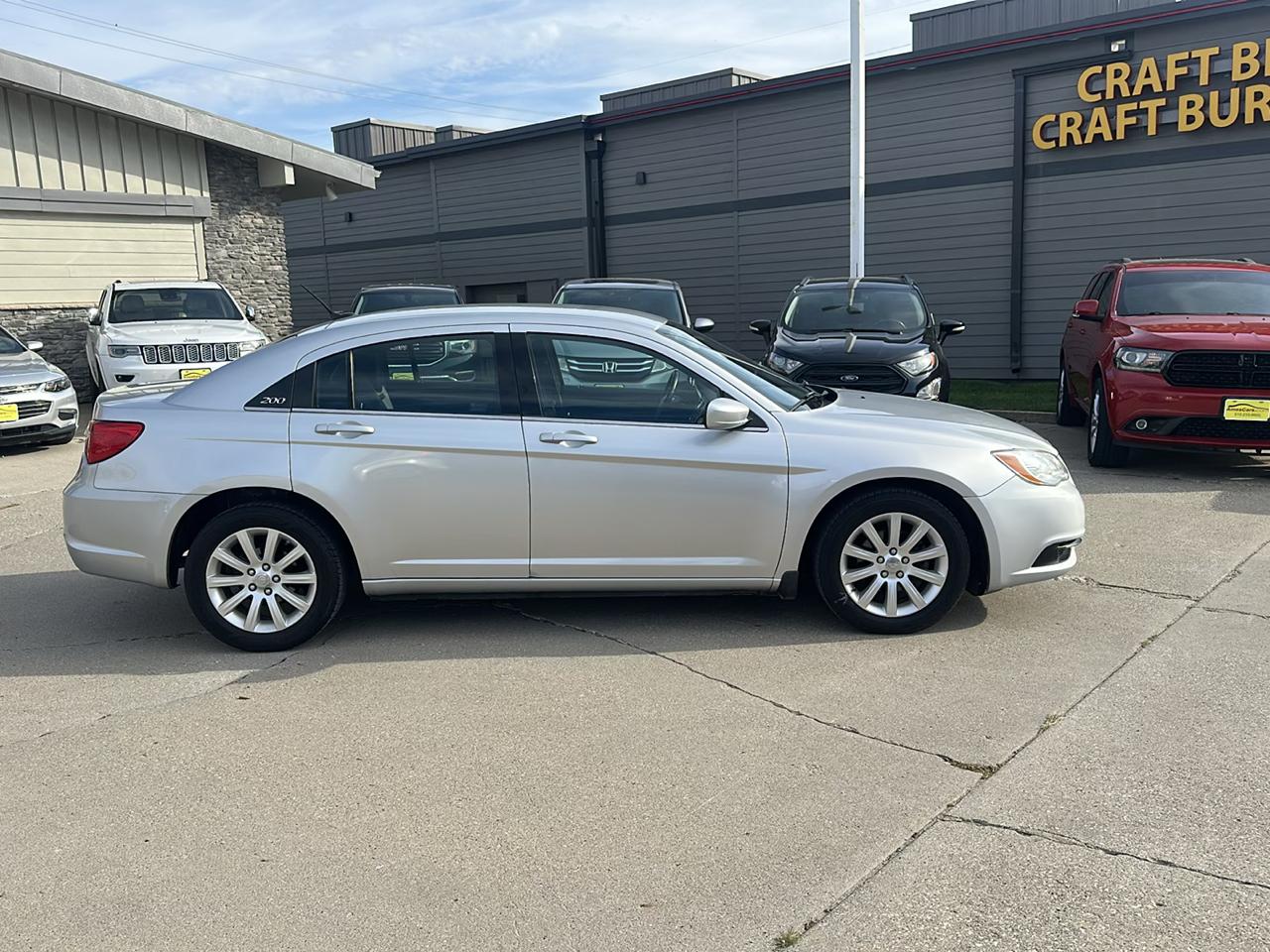 Chrysler 200 4dr Sdn Touring 2012