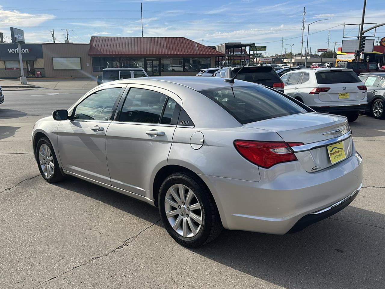 Chrysler 200 4dr Sdn Touring 2012