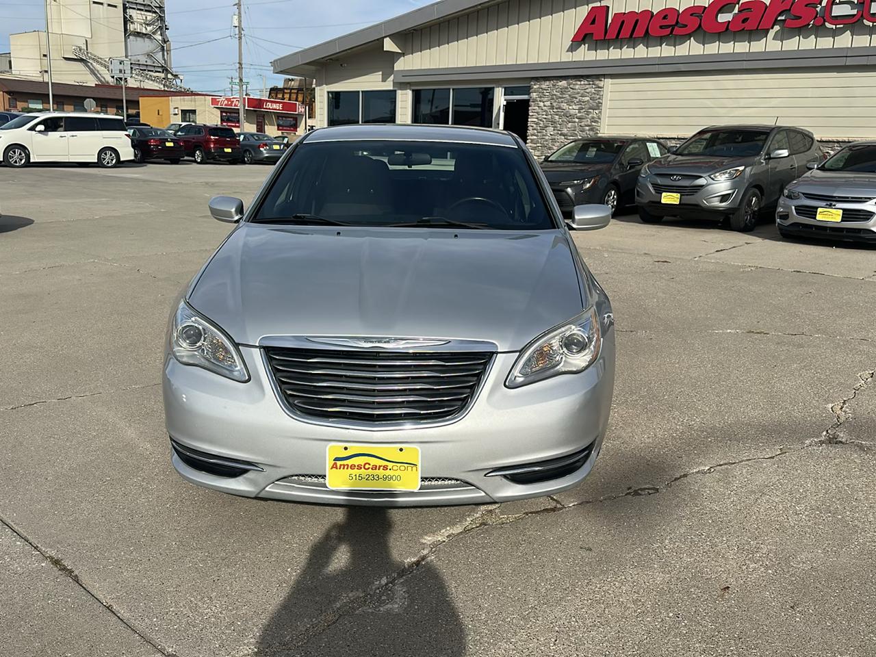 Chrysler 200 4dr Sdn Touring 2012