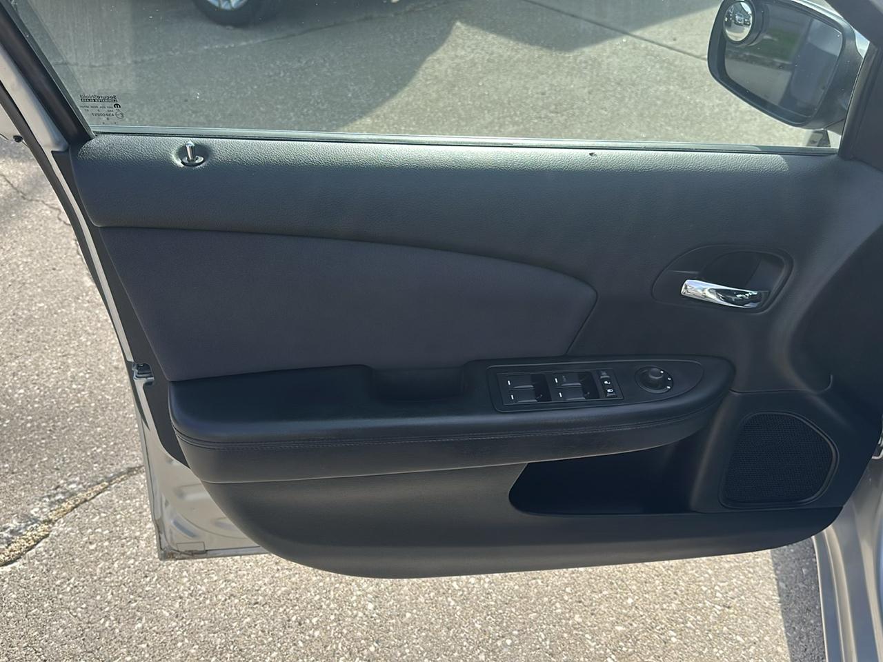 Chrysler 200 4dr Sdn Touring 2012