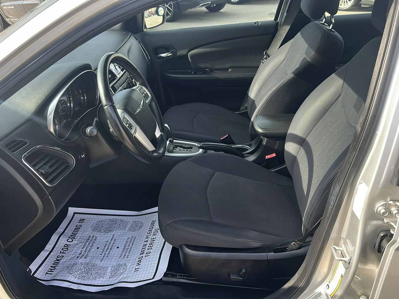 Chrysler 200 4dr Sdn Touring 2012