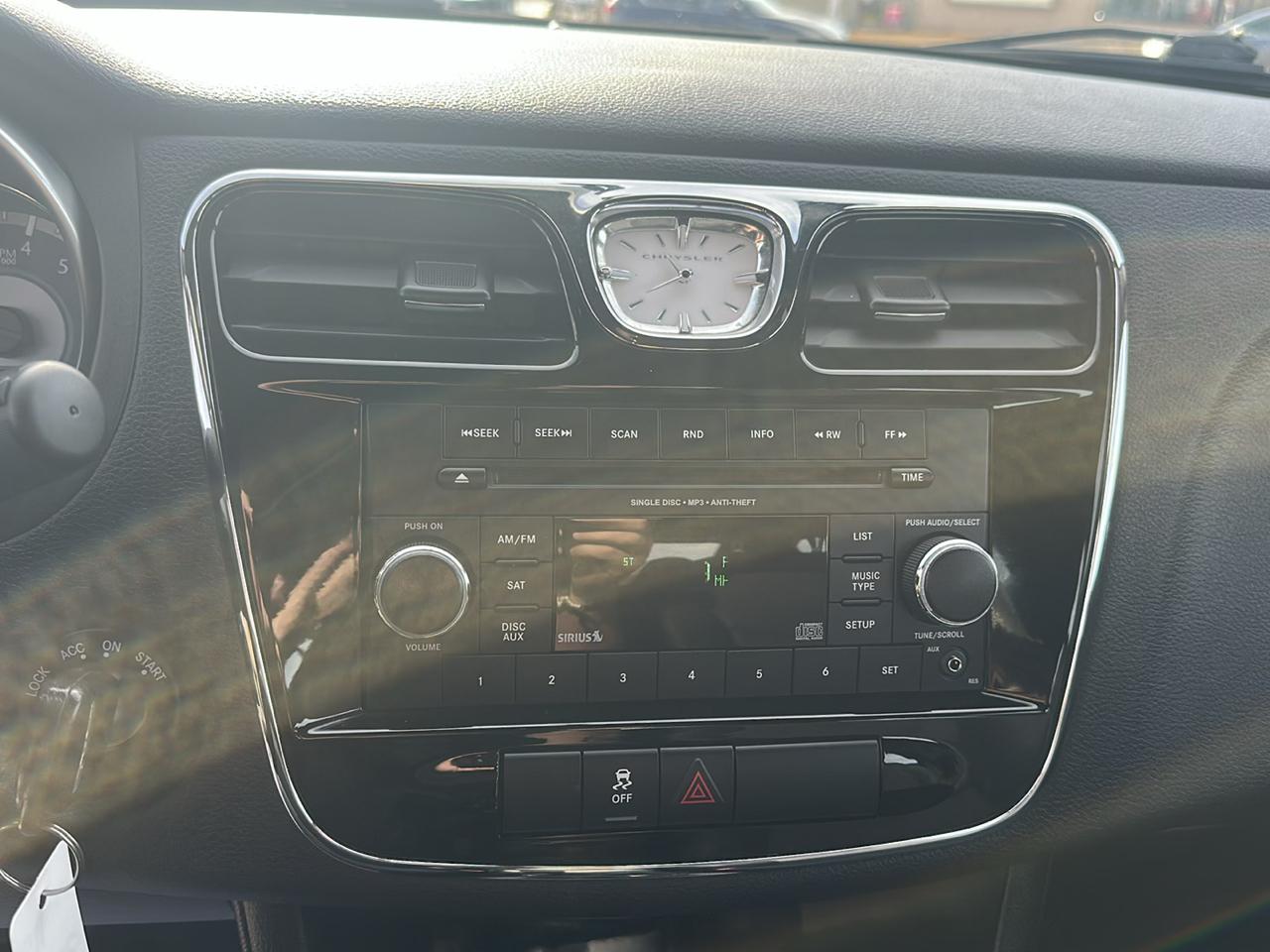 Chrysler 200 4dr Sdn Touring 2012