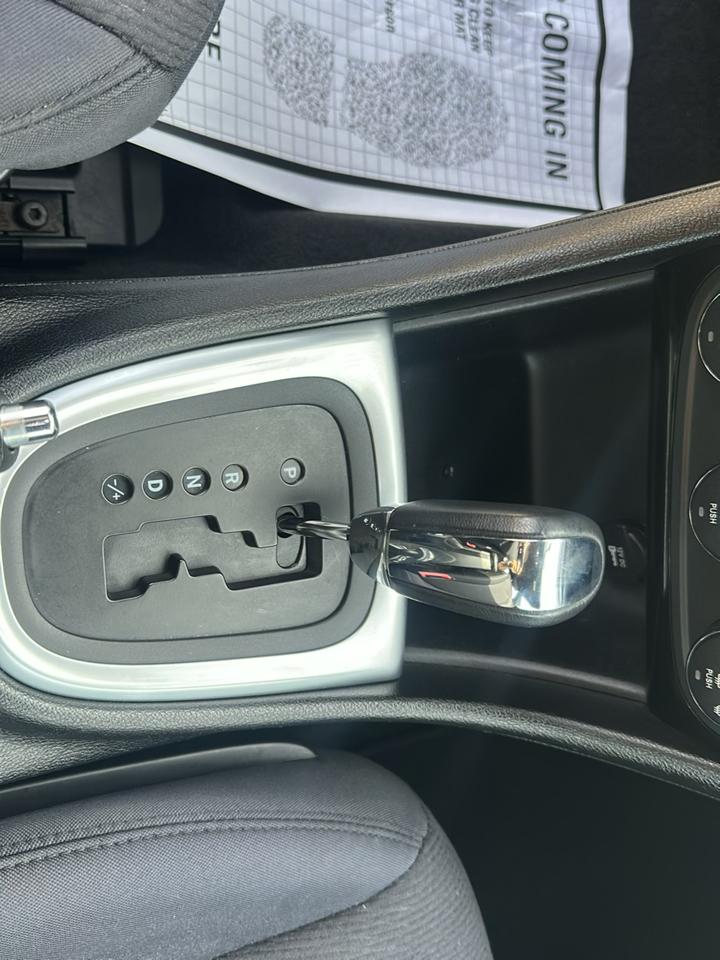Chrysler 200 4dr Sdn Touring 2012