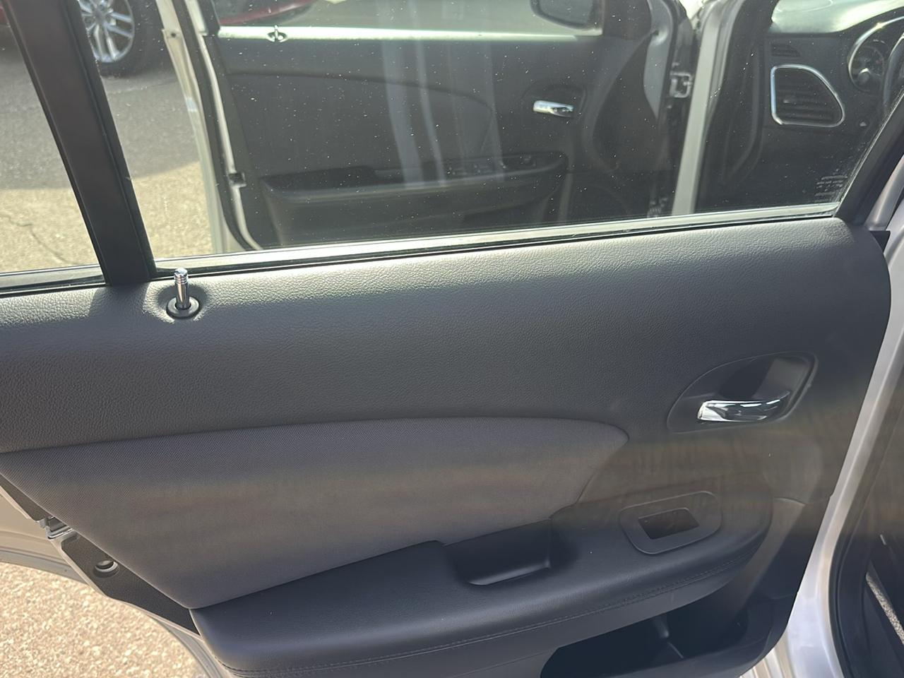 Chrysler 200 4dr Sdn Touring 2012