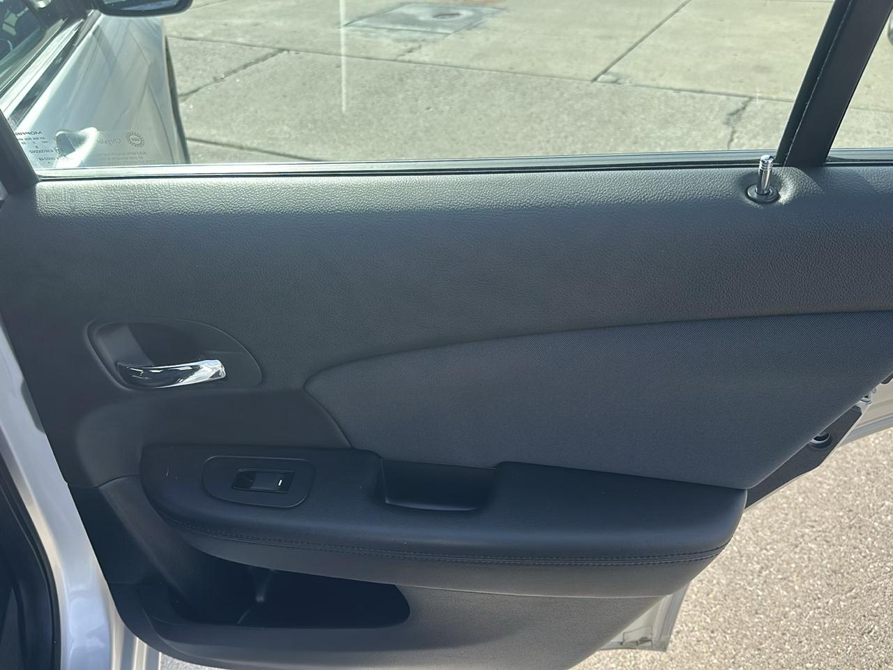 Chrysler 200 4dr Sdn Touring 2012