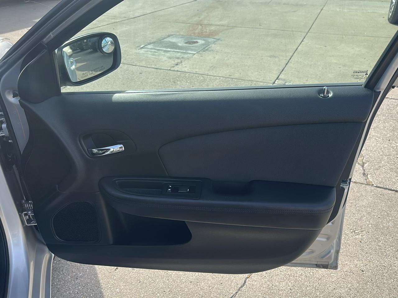 Chrysler 200 4dr Sdn Touring 2012