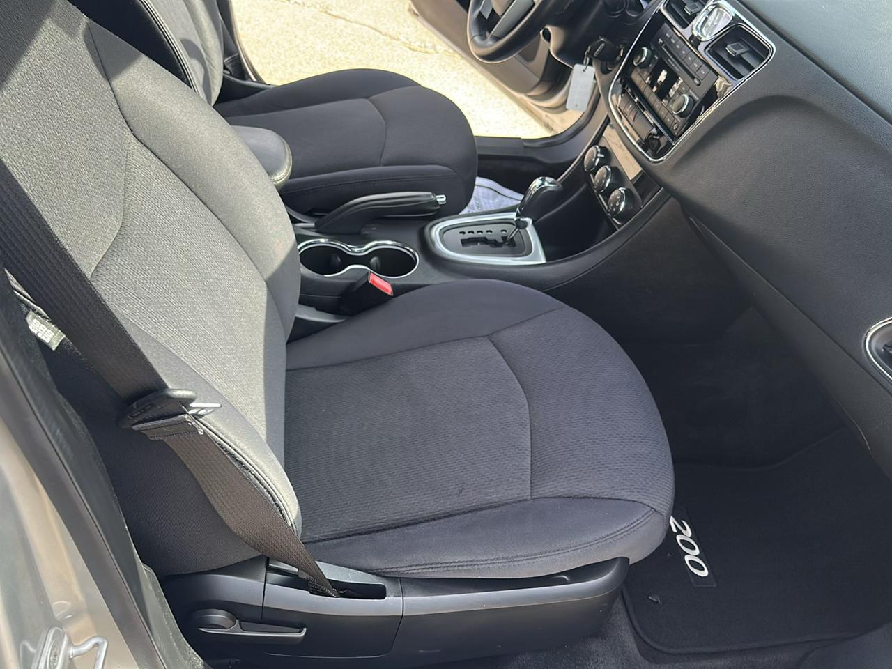 Chrysler 200 4dr Sdn Touring 2012