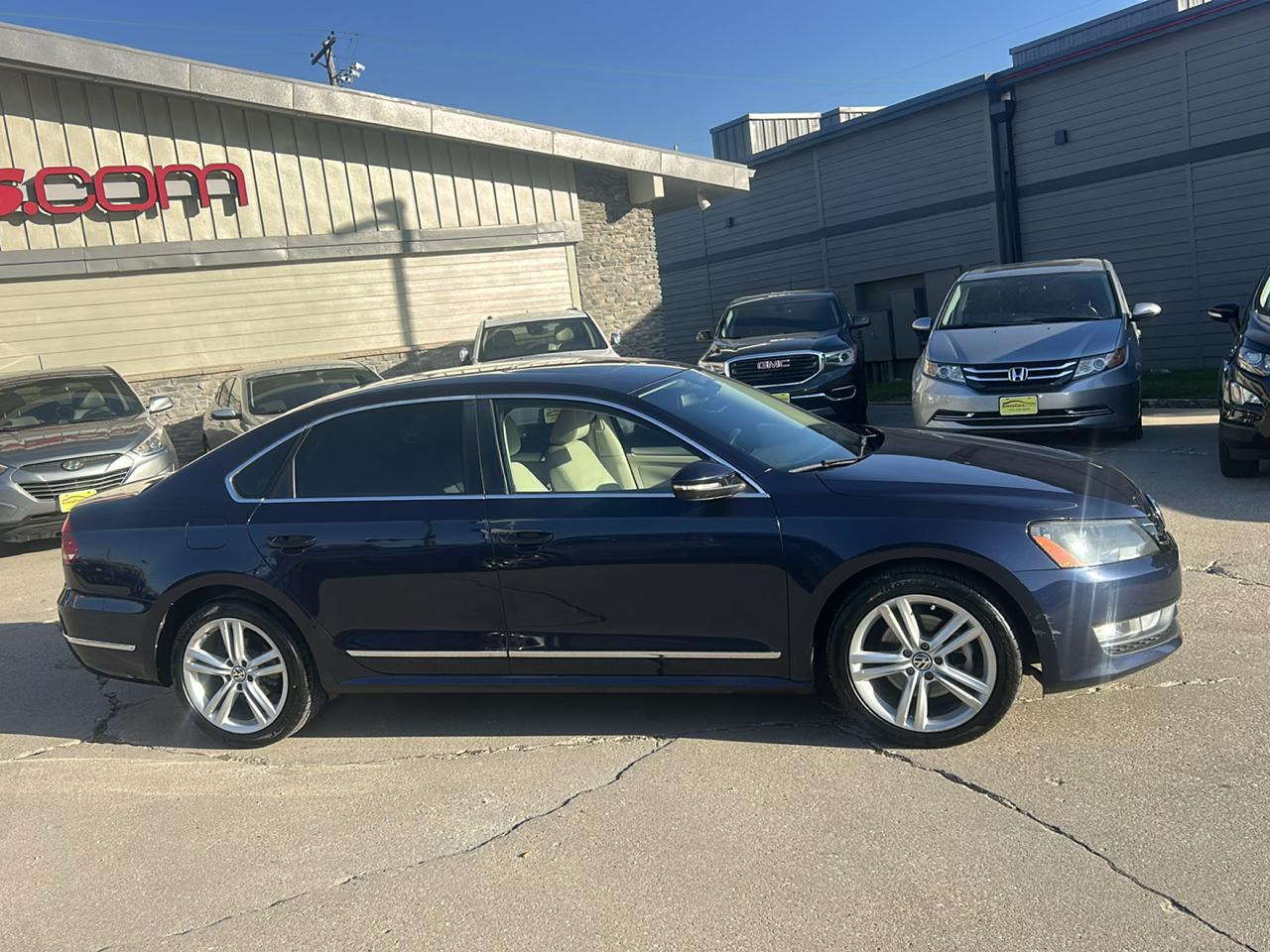 Volkswagen Passat 4dr Sdn 2.0L TDI DSG SE w/Sunroof 2012