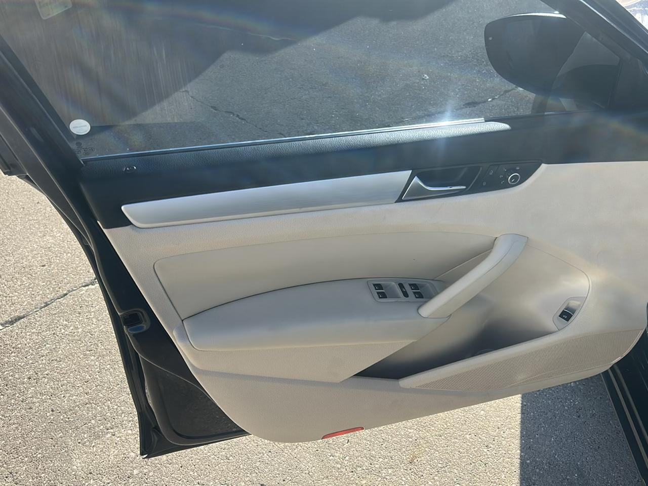 Volkswagen Passat 4dr Sdn 2.0L TDI DSG SE w/Sunroof 2012
