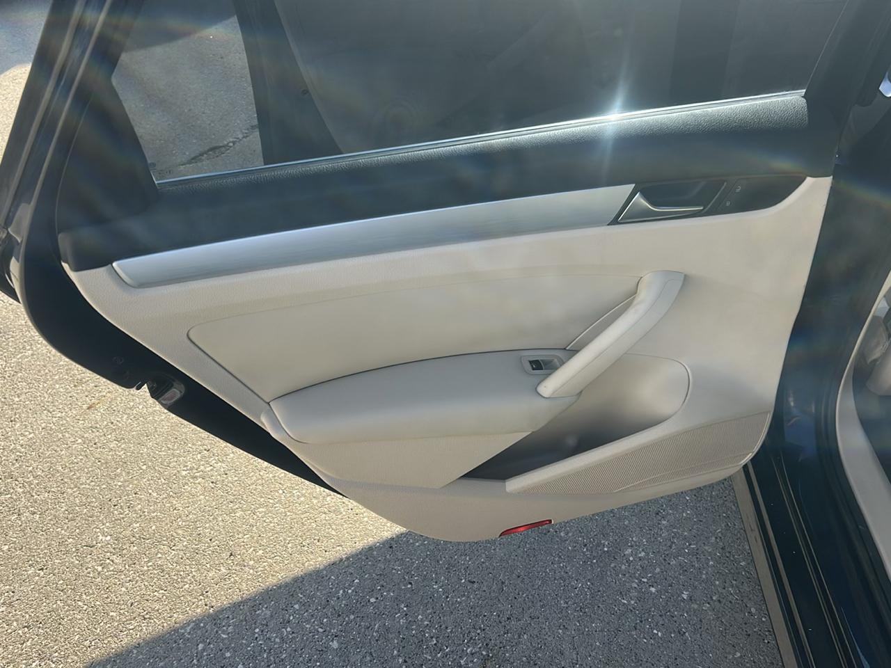 Volkswagen Passat 4dr Sdn 2.0L TDI DSG SE w/Sunroof 2012