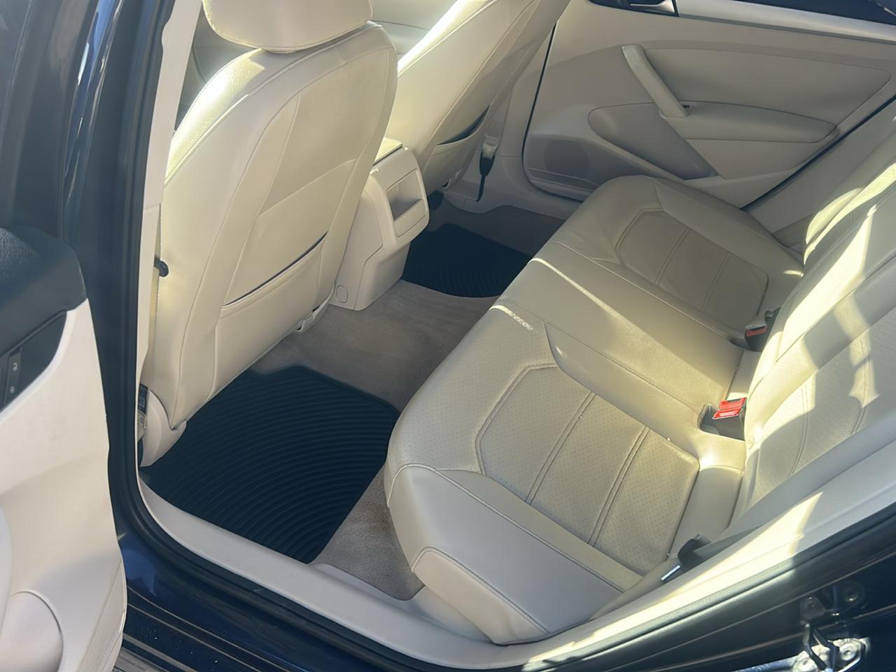 Volkswagen Passat 4dr Sdn 2.0L TDI DSG SE w/Sunroof 2012